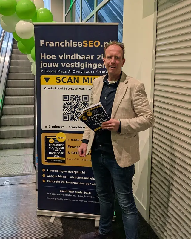 Gijs Bodenstaff, oprichter van Franchiseseo.nl, met het Franchise Local SEO & GEO Handboek 2027 naast de rolbanner met QR-code voor de gratis local SEO-scan op De Nationale Franchise Beurs in Gorinchem