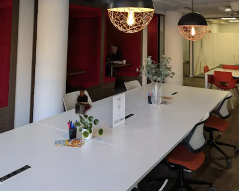 Lange werktafel voor groepsopdrachten aan de Herengracht 280 in Amsterdam voor de workshop GEO en AI-zichtbaarheid voor franchise